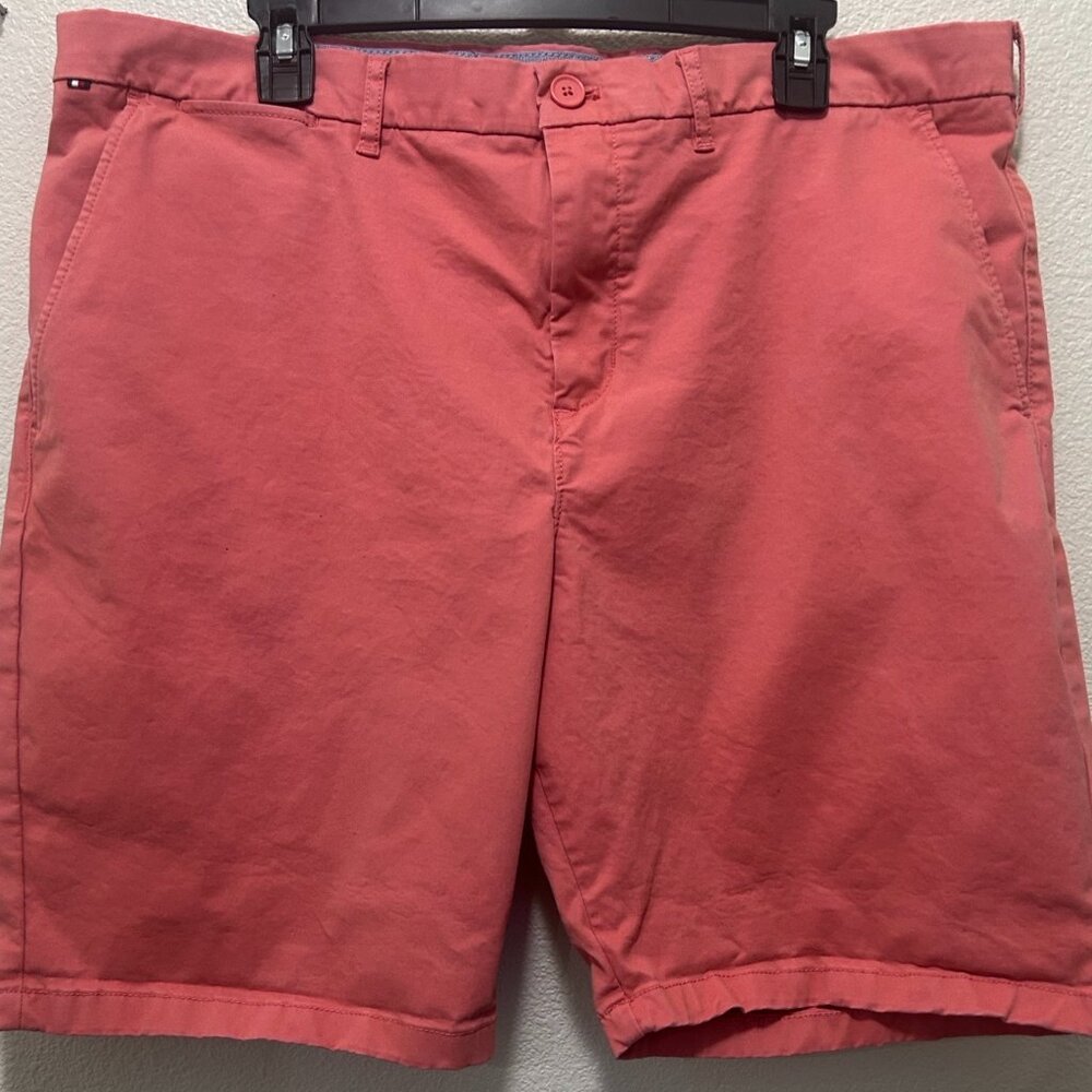 Tommy Hilfiger salmon colored flat front chino shorts, size 38